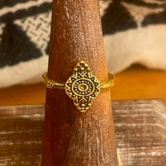 Gold Neoclassical Filigree Ring Size 7 - Picture 1 of 2